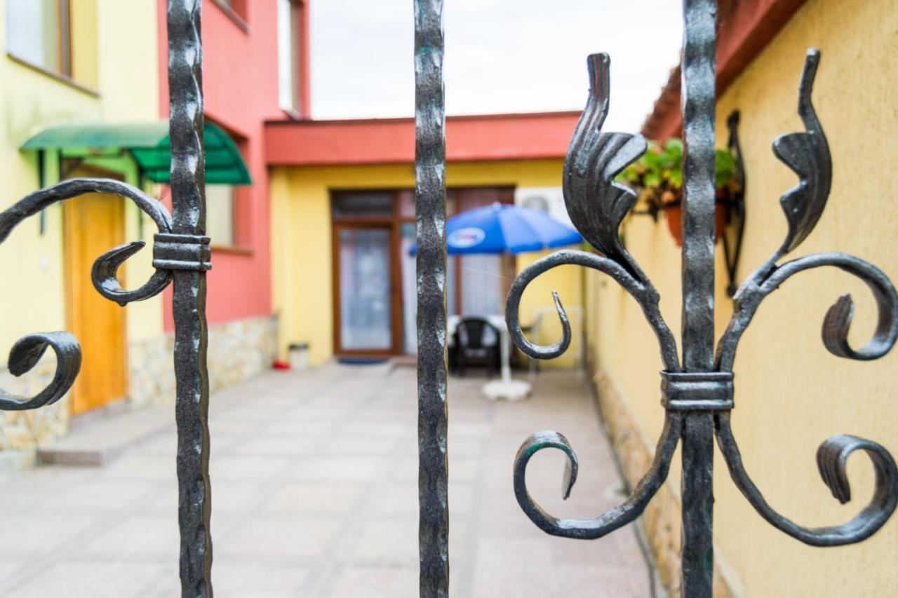 Family Hotel Kavrakovi Pavel Banya Exterior foto